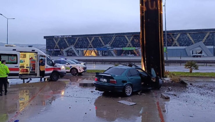 Bursa'da feci kaza… Araç reklam panosuna çarptı: Ölü ve yaralılar var!