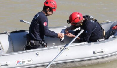 Ayağına misina dolanan martıyı itfaiye eri kurtardı