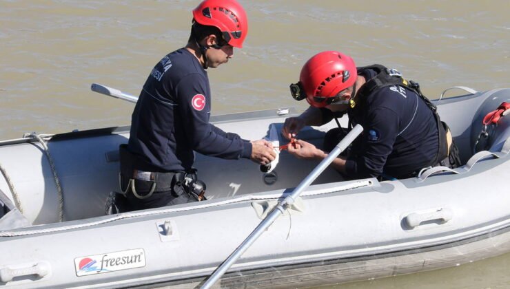Ayağına misina dolanan martıyı itfaiye eri kurtardı