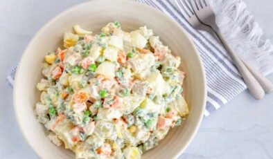 Davet sofralarına yakışan lezzet: Rus salatası tarifi