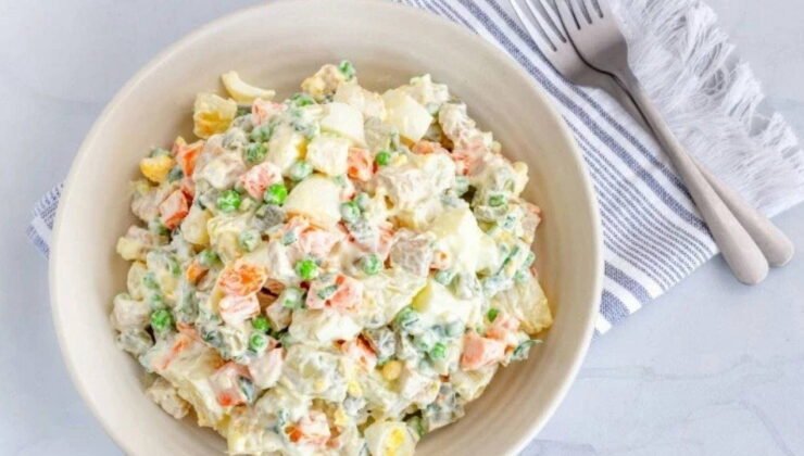 Davet sofralarına yakışan lezzet: Rus salatası tarifi