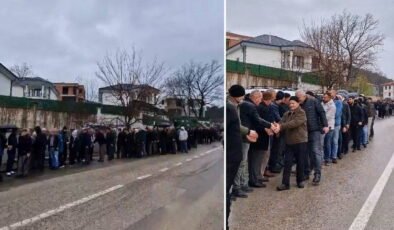 60 yıllık mahalle geleneği: Bayramlaşma kuyruğu 1 kilometreyi buldu