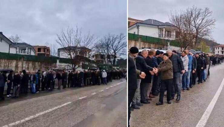 60 yıllık mahalle geleneği: Bayramlaşma kuyruğu 1 kilometreyi buldu