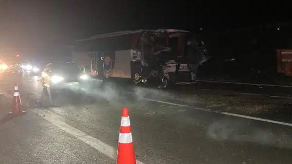 Ankara'da yolcu otobüsü TIR'la çarpıştı: 1 kişi öldü, 15 yaralı!