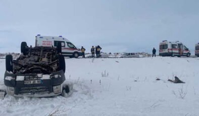 Kars'ta minibüs şarampole devrildi: 5 yaralı