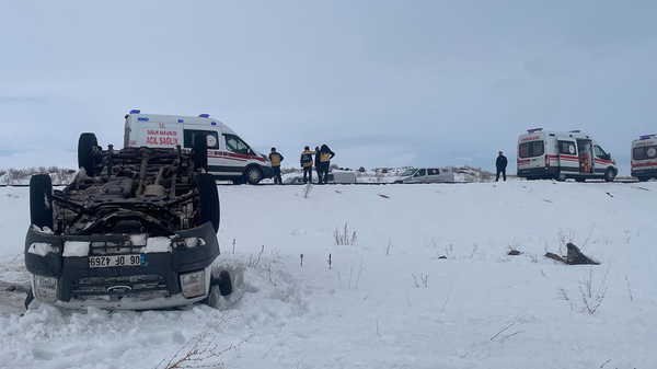 Kars'ta minibüs şarampole devrildi: 5 yaralı