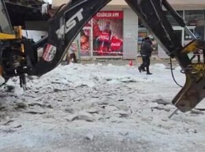 Kentte hayat durma noktasında! Yollardaki 20 santimlik but tabası iş makinesiyle temizleniyor