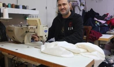 Hatay’da bir terzi dükkan camına astı! Yazıyı gören fotoğraf çekmeden geçemiyor