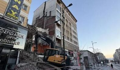 Yıkım sırasında korkulan oldu! 21 daire hemen boşaltıldı