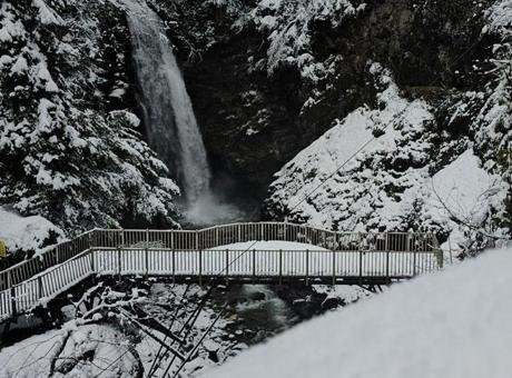 Kar geri döndü: Köy yolları kapandı, her yer beyaza büründü