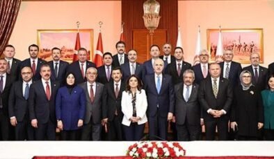 Kurtulmuş, Milli Dayanışma, Kardeşlik ve Demokrasi Komisyonu üyeleriyle iftarda bir araya geldi