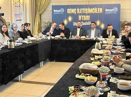 İstanbul’da iletişim fakültesi öğrencileri AK Parti’nin düzenlediği iftarda buluştu