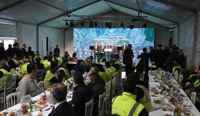 Bakan Uraloğlu Halkalı-Ispartakule Demiryolu Hattı şantiyesinde çalışanlarla iftar yaptı