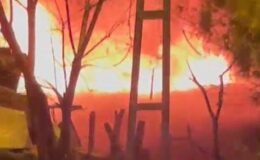 Tuzla'da 2 gecekondu alev alev yandı