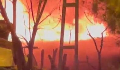 Tuzla'da 2 gecekondu alev alev yandı