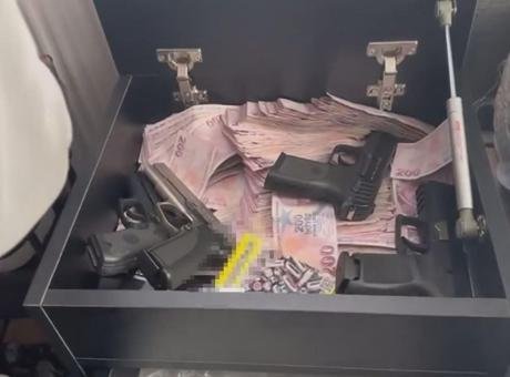 Maltepe’de evde gizli bölme! Silah ve yüklü para ele geçirildi