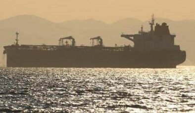 Katar açıklarındaki gemiye saldırı şüphesi! 'Bilinmeyen cisim isabet etti'