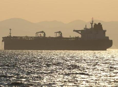 Katar açıklarındaki gemiye saldırı şüphesi! 'Bilinmeyen cisim isabet etti'