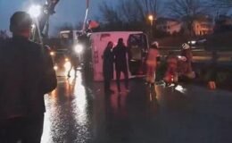 Büyükçekmece'de servis midibüsü devrildi! 1 ölü 9 yaralı