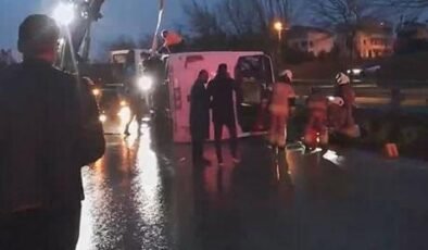 Büyükçekmece'de servis midibüsü devrildi! 1 ölü 9 yaralı