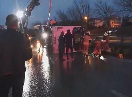 Büyükçekmece'de servis midibüsü devrildi! 1 ölü 9 yaralı