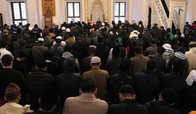 Binlerce kişi camiye akın etti, kapıda uzun kuyruklar oluştu! Bayram namazı bir değil beş kez kılındı