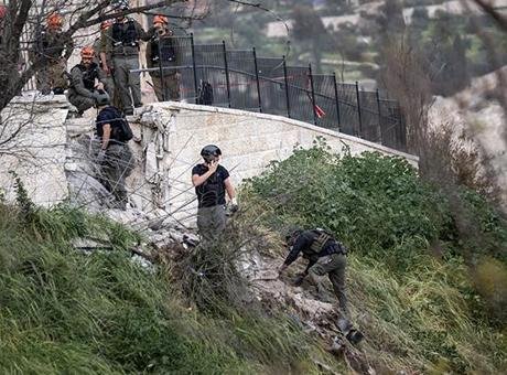 Doğu Kudüs'te alarm! İran misillemesinde bir füze parçası, Mescid-i Aksa yakınlarına düştü