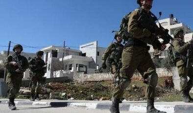 İsrail'den kız okuluna baskın! Filistin bayrağı indirildi