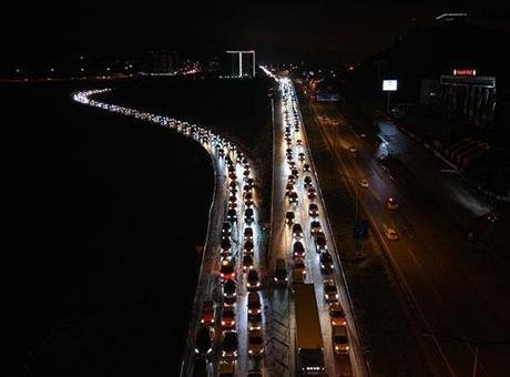 Bayram tatili dönüşü araç kuyruğu! 43 ilin geçiş noktasında trafik 40 kilometreyi aştı