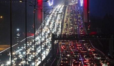 İstanbul'da gece saatlerinde trafik yoğunluğu!