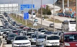 Yollarda bayram tatilinden dönüş çilesi başladı! İşte trafik yoğunluğu yaşanan bölgeler