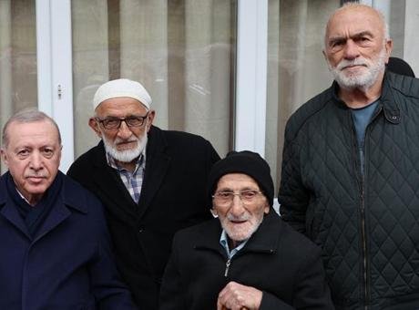 Cumhurbaşkanı Erdoğan, baba ocağındaki komşularıyla bayramlaştı