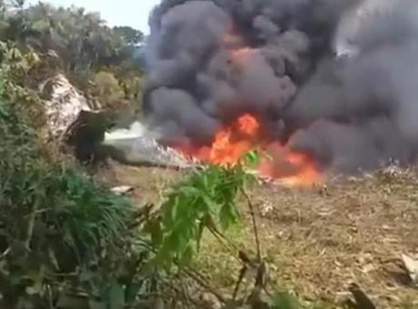 Kolombiya’da 110’dan fazla askeri personeli taşıyan nakliye uçağı düştü