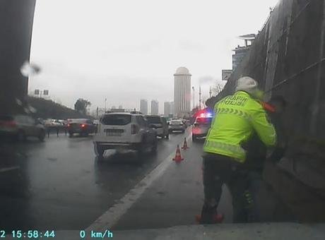 Araba kullanırken boğazına şeker kaçan sürücüyü polis kurtardı