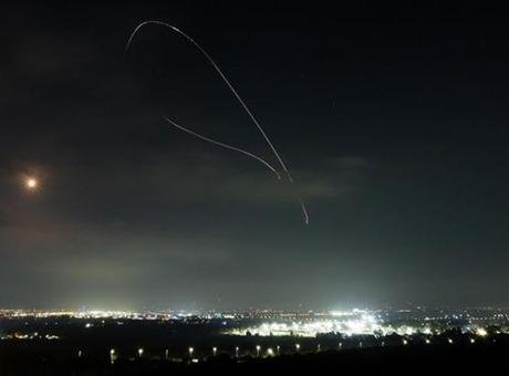 İran, İsrail'in güneyini hedef alan iki dalga halinde misilleme yaptı