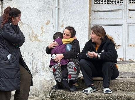 Evde tek başına olan çocuk çakmakla oynarken evi yaktı