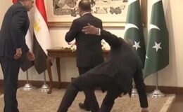 Pakistan Dışişleri Bakanı, mevkidaşını karşılarken bir anda yere yığıldı