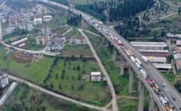 TEM'de feci kaza! 2 TIR ve 2 otomobil çarpıştı! Uzun kuyruklar oluştu