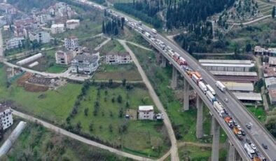 TEM'de feci kaza! 2 TIR ve 2 otomobil çarpıştı! Uzun kuyruklar oluştu