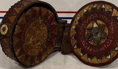 Erzurum’da ceylan derisine yazılmış altın işlemeli Tevrat ele geçirildi