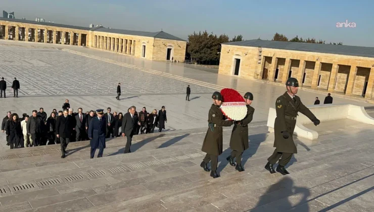 14 Mart Tıp Bayramı'nda Birlik ve Dayanışma Sendikası üyelerinden Anıtkabir ziyareti