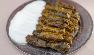 Serçe parmağın boğumu kadar küçük! Konya usulü etli sarma tarifi…