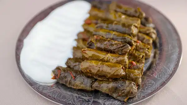 Serçe parmağın boğumu kadar küçük! Konya usulü etli sarma tarifi…