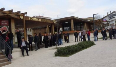 Edirne'de Halk Kasap önünde kuyruk: '75 yaşındayım ayakta dikiliyorum, 150-200 lira daha ucuza alalım diye'