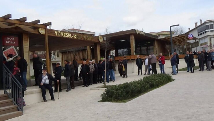 Edirne'de Halk Kasap önünde kuyruk: '75 yaşındayım ayakta dikiliyorum, 150-200 lira daha ucuza alalım diye'