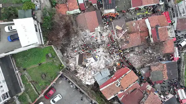 Çöken binada yakını enkaz altında kalan yurttaş konuştu: 'Sağ salim çıkmasını bekliyoruz'