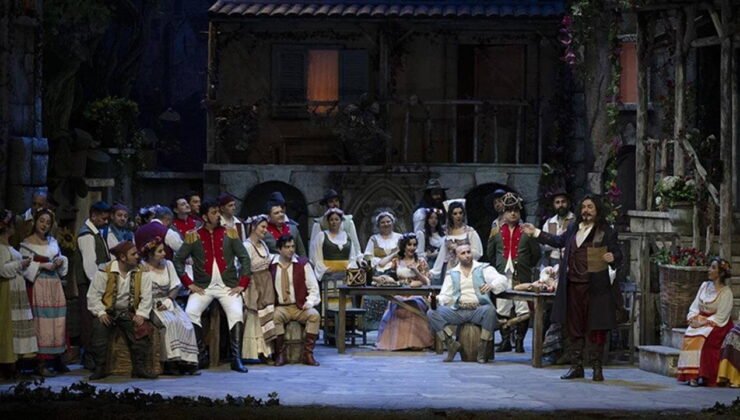 Antalya Devlet Opera ve Balesi 'Aşk İksiri' operasını sahneledi