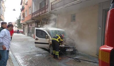 Park halindeki otomobilde çıkan yangın söndürüldü