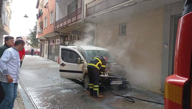 Park halindeki otomobilde çıkan yangın söndürüldü
