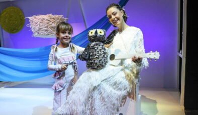 Sahneye düşen anne-kız izi